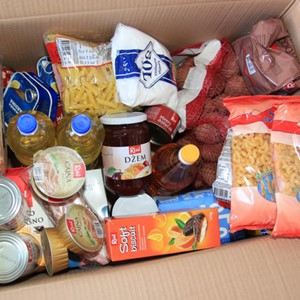 Caritas župe Sveta Tri Kralja, Karlovac - Banija, uoči Uskrsa podijelio 350 paketa namirnica i potrepština 